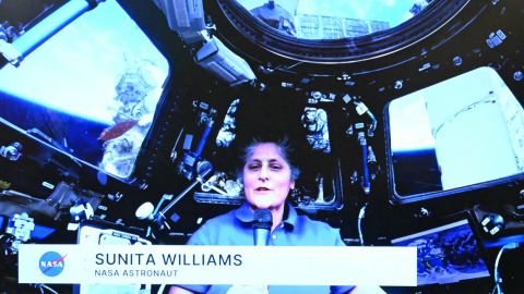 Sunita Williams habla virtualmente desde la Estación Espacial Internacional a los asistentes a una recepción en celebración de Diwali, 28 de octubre de 2024.