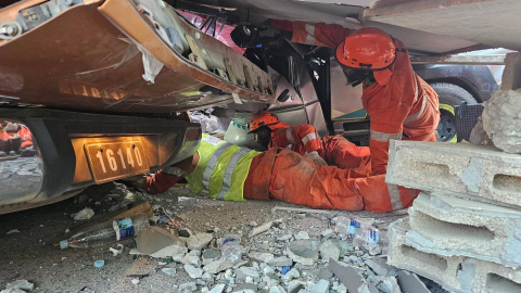 Un equipo de rescate de la Policía de Vanuatu realiza labores de búsqueda, el 17 de diciembre de 2024, después de un terremoto de magnitud 7,3 en Port Vila, la capital del archipiélago.