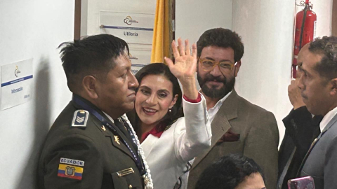 La vicepresidenta suspendida, Verónica Abad, a su salida de la Unidad Judicial La Mariscal, del norte de Quito, este 18 de diciembre de 2024.