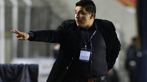 El técnico argentino Omar Asad, cuando dirigía al Aleays Ready, en un partido de Copa Libertadores en 2021.