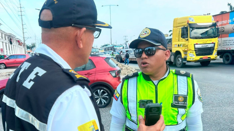 Agente de la CTE durante una inspección por uso de las bodycams.