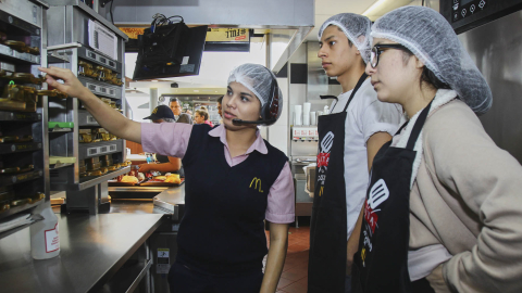 Recorrido por las instalaciones de un restaurante McDonald's.