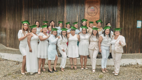 Graduadas del programa de emprendimiento femenino de Fundación Lundin.