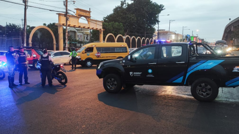 Policías y personal de Segura EP en una vía de Guayaquil