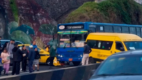 Taxi y bus chocados en la avenida Velasco Ibarra, en el sur de Quito.