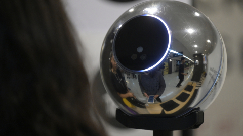 Fotografía de archivo de una persona que se para frente a un Orb, un dispositivo de escaneo de datos biométricos del iris, para obtener criptomonedas Worldcoin a cambio, el 22 de marzo de 2024 en Buenos Aires, Argentina.