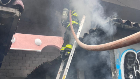 Bomberos controlando el incendio en La Marín, 19 de diciembre de 2024.