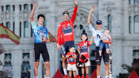 Ben O'Connor, Primoz Roglic y Enric Mas, en el podio de la Vuelta a España, el 8 de septiembre de 2024.