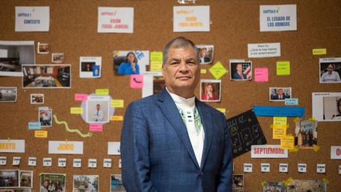 El expresidente Rafael Correa, en las oficinas de Milyuna Historias, en Zaragoza.