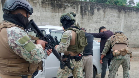 Imagen referencial de un control militar en las calles de Ecuador.