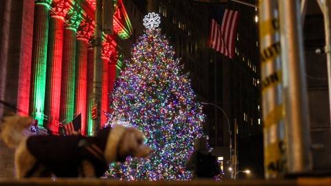 Un árbol de Navidad que se exhibe afuera de la Bolsa de Valores de Nueva York, 16 de diciembre de 2024.