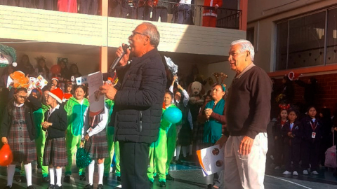 Luis (izq.) y Juan, integrantes de Los Pibes Trujillos en un colegio de Quito.