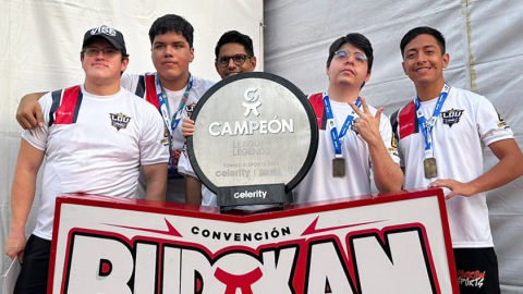 El equipo de eSports de Liga de Quito, con su título de League of Legends, el 13 de octubre de 2024.