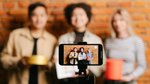 Imagen de referencia de unos jóvenes grabando con un celular, 19 de diciembre de 2024.