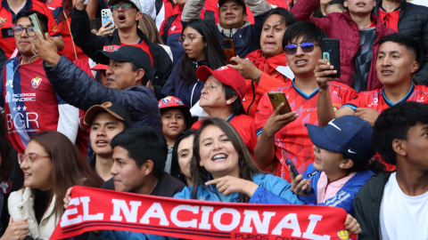 Hinchas de El Nacional en el estadio Rodrigo Paz Delgado el 27 de noviembre 2024, antes de la final de la Copa Ecuador ante Independiente del Valle.