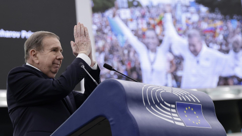 El excandidato presidencial de la oposición venezolana, Edmundo González Urrutia, hace un gesto de agradecimiento durante la ceremonia de los premios Sájarov, en el Parlamento Europeo en Estrasburgo, Francia, el 17 de diciembre de 2024.