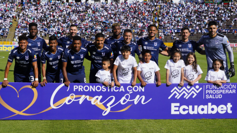 Los jugadores de Universidad Católica posan antes del partido ante Liga de Quito por LigaPro, el 24 de noviembre de 2024, en el estadio Olímpico Atahualpa.