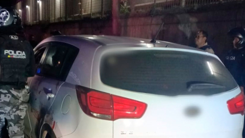 Policía rodean el carro donde se encuentra un presunto delincuente abatido en Manta, en Manabí.