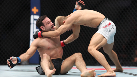 El ecuatoriano Carlos Vera en su debut en la UFC ante el japonés Rinya Nakamura, el 17 de febrero de 2024 en Anaheim, California.