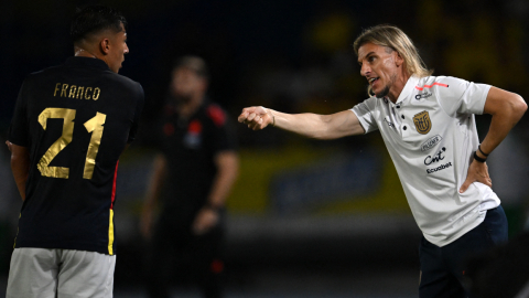 El entrenador de Ecuador, Sebastián Beccacece, le da instrucciones a Alan Franco, durante el partido de las Eliminatorias ante Colombia, el 19 de noviembre de 2024.