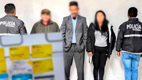 Personas detenidas en Quito por robar bajo la modalidad de 'cambiazo'.