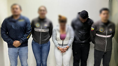 Detenidos en los operativos 'Protección 2018-2020' en las provincias de El Oro y Pichincha, por trata de personas con fines de explotación sexual, el viernes 20 de diciembre de 2024.