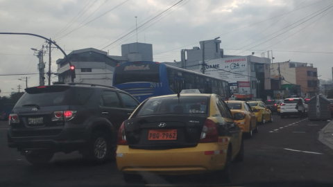 Imagen de una calle de Quito con varios carros, 20 de diciembre de 2024.