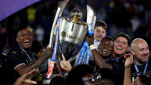 Richard Mina y Leonel Quiñónez con el trofeo de la LigaPro, 14 de diciembre de 2024.