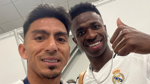 Ángel Mena con Vinicius Junior después de la Copa Intercontinental, 22 de diciembre de 2024.