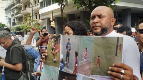 Plantón por los niños de las malvinas, desaparecidos en Guayaquil