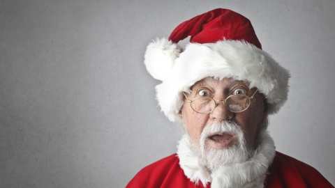 Fotografía referencial de Santa Claus, un personaje característico de Navidad, que muestra una expresión de sorpresa.