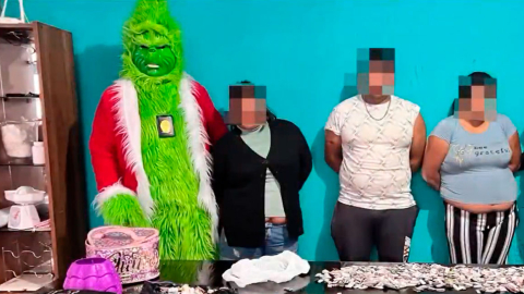 Policía vestido de 'Grinch' durante operativo contra el microtráfico en Perú.