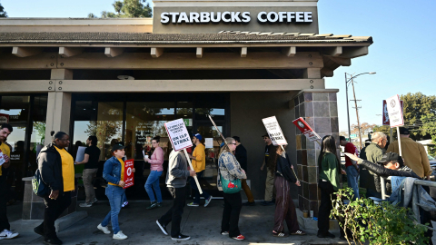 A un día de Navidad, baristas del sindicato de Starbucks siguen en huelga en Estados Unidos