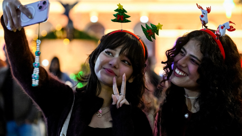 Devotos cristianos se toman selfis en la Catedral del Sagrado Corazón en las vísperas de Navidad, en Nueva Delhi, India, el 24 de diciembre de 2024.