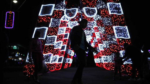 Personas observan los alumbrados navideños en las ruinas de Cartago, en víspera de Nochebuena este 23 de diciembre de 2024, en San José, Costa Rica.