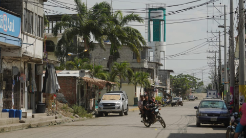 Vista de una calle de Taura el martes 24 de diciembre de 2024, lugar en el que habrían desaparecido cuatro menores de edad capturados en el sur de Guayaquil. La parroquia rural pertenece a Naranjal (Guayas), pero se ubica en las afueras de Durán, al este de la ciudad, a la altura del kilómetros 21 de vía Durán-Tambo.