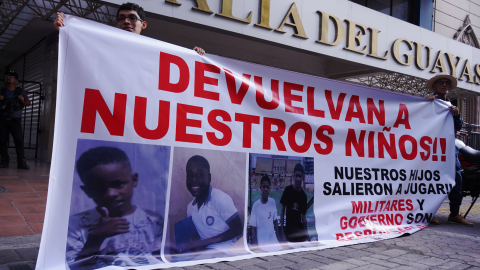 Cartel con la imagen de los niños desaparecidos expuestos en los exteriores de la Fiscalía del Guayas, en una protesta realizada el 23 de diciembre de 2024.