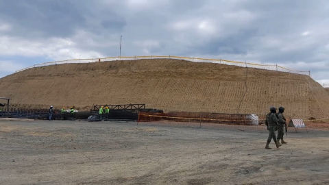 Imagen referencial de la construcción de una cárcel en comuna Juntas del Pacífico, en la provincia de Santa Elena, en octubre de 2024.