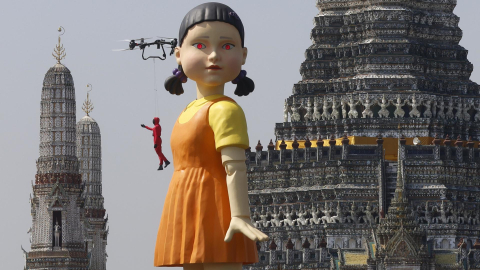 La muñeca más grande del mundo de 'Gokova', de la serie 'El Juego del Calamar' es vista en el río Chao en frente del templo Wat Arun en Bangkok, Tailandia, el 21 de diciembre de 2024.