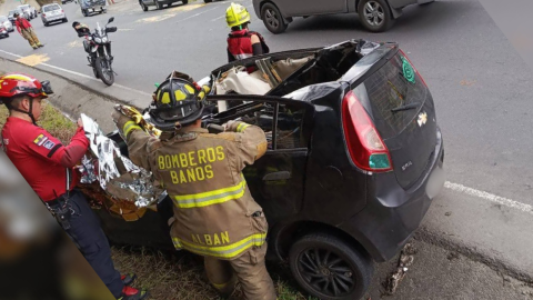 Varias rocas cayeron sobre un auto en el que una familia realizaba paseo en la carretera E30, en La Merced, Baños de Agua Santa, provincia de Tungurahua, el 25 de diciembre de 2024.