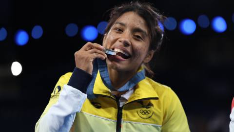 La luchadora Lucía Yépez muerde su medalla de plata en los Juegos Olímpicos de París 2024.