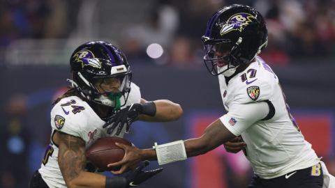 Josh Johnson de los Baltimore Ravens le entrega el balón a Keaton Mitchell durante el último cuarto ante Houston Texans en el NRG Stadium, el 25 de diciembre de 2024.