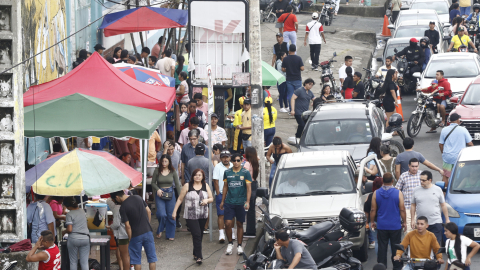 Imagen referencial de actividad comercial en los exteriores del Colegio 28 de Mayo, 21 de abril de 2024.