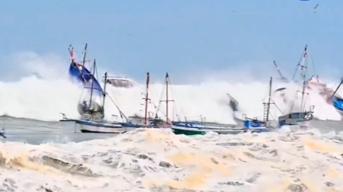 Fuertes oleajes en las playas de Perú la tarde de este viernes 27 de diciembre de 2024.