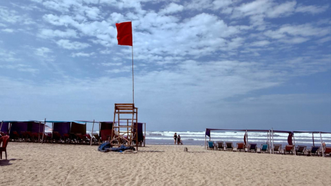 Bandera roja en la playa de Canoa, en la provincia de Manabí, ante la advertencia de oleajes. 28 de diciembre de 2024