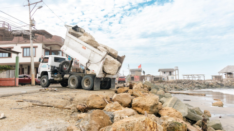 Colocación de piedra escollera para mitigar el impacto del oleaje en la comunidad de San Clemente, en Sucre, Manabí.