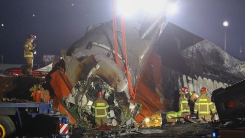 Personal de rescate trabaja tras el accidente de Jeju Air en Corea del Sur. 29 de diciembre de 2024