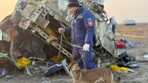 Especialistas de rescate en el sitio del accidente de Azerbaijan Airlines. 26 de diciembre de 2024