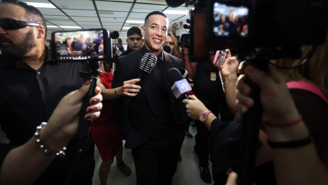 El reguetonero puertorriqueño Daddy Yankee habla con medios de comunicación a su llegada al tribunal