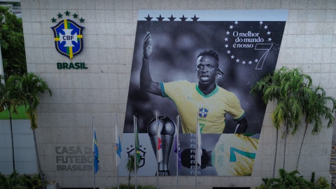 Fachada de la sede de la Confederación Brasileña de Fútbol con la imagen de Vinicius Jr.